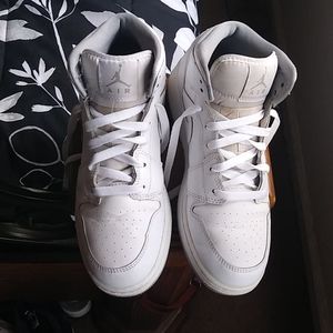 NIKE'S YOUTH SIZE 6Y AIR JORDAN